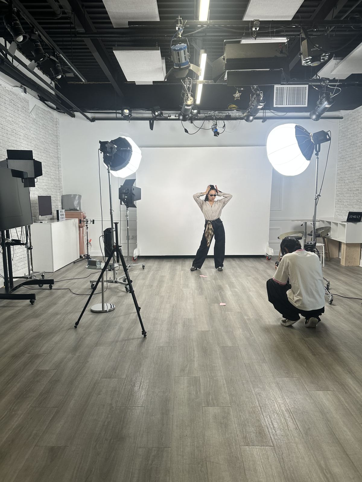 Editorial photo shoot in the studio with softboxes and a photographer